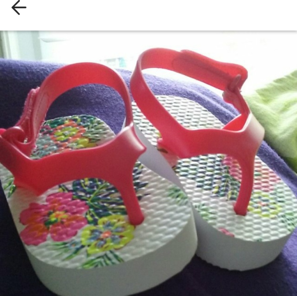 Old Navy's infant flip flop 0-3 months